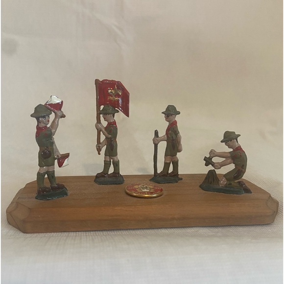 Boy Scouts Joseph Csatari 75th Anniversary 1984 Porcelain Figurine +Plus Figures - Picture 7 of 13